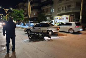 Otomobille motosikletin çarpıştığı kaza kamerada; 2 yaralı