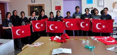 Moda tasarımı öğrencileri, 19 Mayıs için Türk bayrağı dikiyor