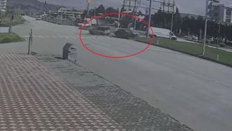 Hafif ticari araçla otomobilin çarpıştığı kaza kamerada