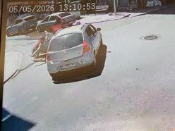 Otomobille motosikletin çarpıştığı kaza kamerada; 1 yaralı