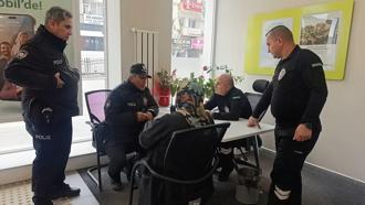 Emekliyi, dolandırılmaktan güvenlik görevlileri ve polisler kurtardı