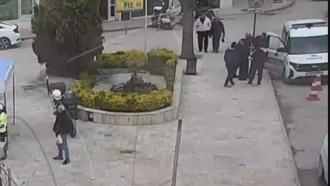 Polislerin ‘heimlich’ manevrası ile hayata tutundu; o anlar kamerada