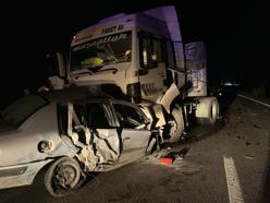TIR ile çarpışan otomobildeki çift öldü