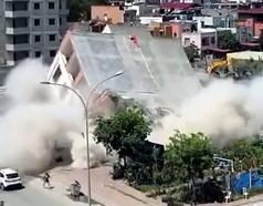 Apartmanın yıkımı sırasında, kaldırımdaki kadın enkaz altında kalmaktan son anda kurtuldu