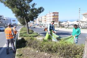 Kuşadası’nda bayram öncesi refüjler bakıma alındı