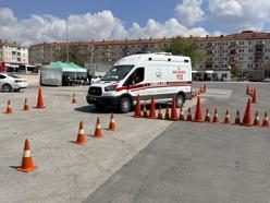 Ambulans sürücülerine güvenli sürüş eğitimi