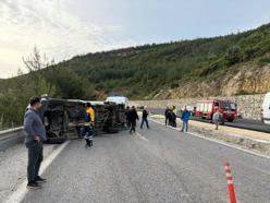 Kuşadası'nda otomobil ile minibüs çarpıştı: 12 yaralı
