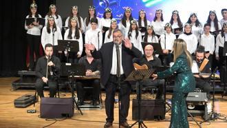 Okul müdürünün çocuk korosuyla söylediği şarkı milyonlarca izlendi