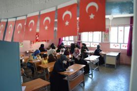 Mardin'de anneler önce kitap okudu, ardından çocuklarının oturduğu sıralarda sınava girdi