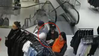 AVM’de alışveriş yapan kadının cep telefonunu çalan yankesiciler yakalandı
