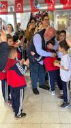 Emekliye ayrılan 43 yıllık öğretmen, öğrencilerine gözyaşlarıyla veda etti