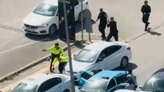 Kız arkadaşı ile taksi sürücüsünü rehin aldı; saldırganların yakalanma anı kamerada