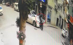 Bursa'da otomobil ile çarpışan motosiklet sürücüsü yaralandı; kaza kamerada