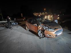 Otomobil ile çarpışan motosikletin sürücüsü yaralandı; kaza kamerada
