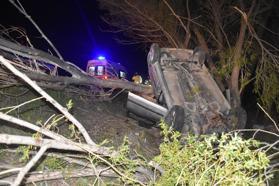 Sivas’ta otomobil yol kenarındaki ağaca çarpıp devrildi: 1 ölü, 4 yaralı
