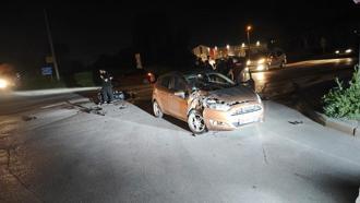 Otomobil ile çarpışan motosikletin sürücüsü yaralandı; kaza kamerada