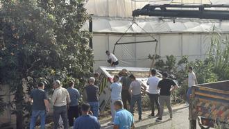 Öğrenci servis minibüsü bahçeye devrildi: 6 yaralı