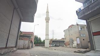 Tavanında çökmeler olan caminin yıkımı yapıldı, geriye sadece minaresi kaldı