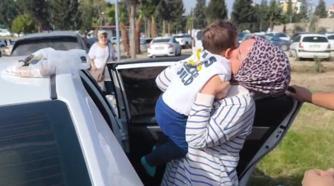 Kapıları kilitlenen otomobilde mahsur kalan Cihan bebeği itfaiye kurtardı