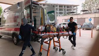 Geri manevra yapan servis minibüsünün çarptığı yaya yaralandı