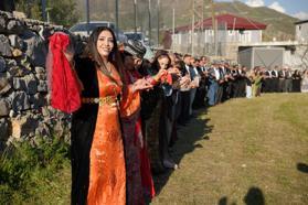 Şırnak’ta aşiretlerin ‘yasak’ kararına rağmen kadınlar halay başına geçti