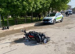 Otomobil ile motosiklet çarpıştı: 1'i ağır 5 yaralı