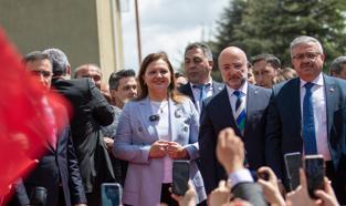 AK Parti'ye geçen Burcu Köksal'a, Afyonkarahisar Belediyesi önünde mehterli karşılama