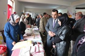 Karlıova’da kursiyerlerin el emeği ürünleri sergilendi