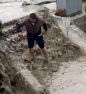 Sel sularına kapılan kediyi boğulmaktan kurtardı
