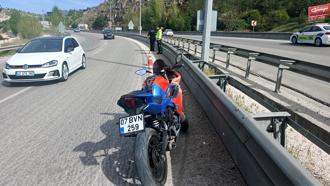 Motosikleti devrilince yaralandı