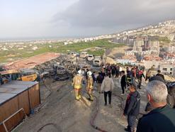 Hatay'da şantiyede yangın; konteynerler ile 8 araç zarar gördü