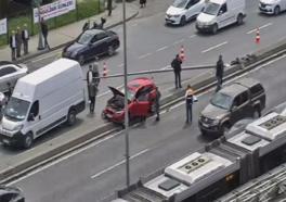 Bakırköy'de otomobilin çarptığı aydınlatma direği, başka bir otomobilin üzerine devrildi
