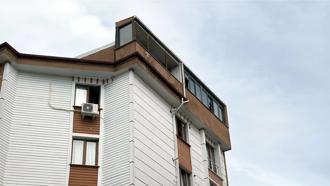 Apartmanın terasında çıkan yangında 2 kişi dumandan etkilendi