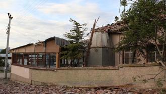 Eskişehir’de yıldırım düşen caminin minaresi yıkıldı, imam yaralandı