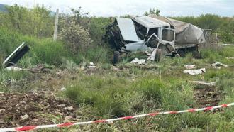 Tren, hemzemin geçitte kamyonete çarptı; 1 ölü, 3 yaralı