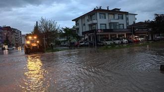 Tokat'ta sağanak ve dolu yağışı: Ev ve iş yerlerini su bastı