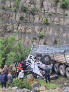 Şarampole yuvarlanan elektrik direği yüklü kamyonun şoförü öldü