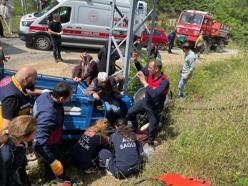Tarım aracı, elektrik direğine çarpıp devrildi: 2'si ağır 6 yaralı