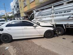 Derik’te otomobil ile kamyonet çarpıştı