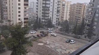 Adana'da sağanak; yollar göle döndü