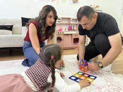 Görme engelli anne, kızına okuyabilmek için kabartma kitap hazırlıyor