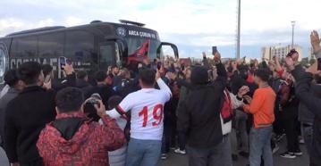 Çorum FK'da taraftarlar takım otobüsünün önünü kesip meşalelerle finali kutladı