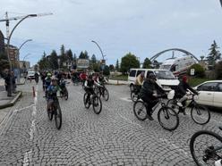 Rize'de 19 Mayıs coşkusu; bisiklet turunda 4 kilometre pedal çevirdiler