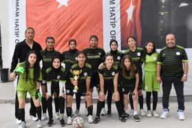 Gaziemir İmam Hatip Ortaokulu'nun kız futbol takımı beton zeminden namağlup şampiyonluğa uzandı