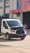 Arızayı tespit etmek için seyir halindeki kamyonetin motor kısmına yattı