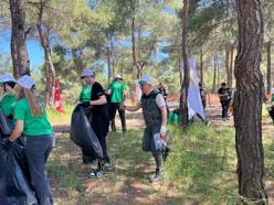 İzmir’de ortaokul ve lise öğrencileri ormandaki çöpleri temizledi