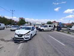 Malatya'da hafif ticari araç ile otomobil çarpıştı;2 yaralı