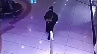 Güngören'de müşteri gibi girdiği mağazada alışveriş yapan kadının çantasını çaldı