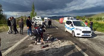 Kayseri’de hafif ticari araç ile otomobil çarpıştı: 1 ölü, 2 yaralı