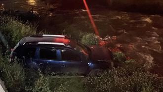 Bursa'da otomobil dereye savruldu, sürücü aracı bırakıp gitti